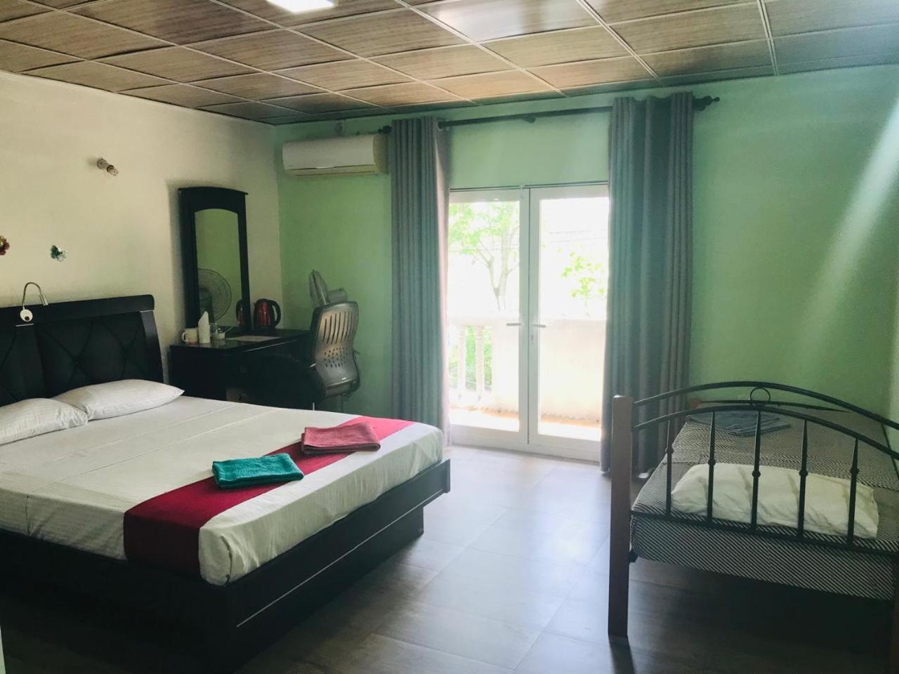 This Is It Airport Hotel And Restaurant Негомбо Екстериор снимка